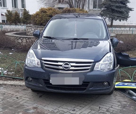 После столкновения двух иномарок в Воронеже «Ниссан» налетел на дорожный знак