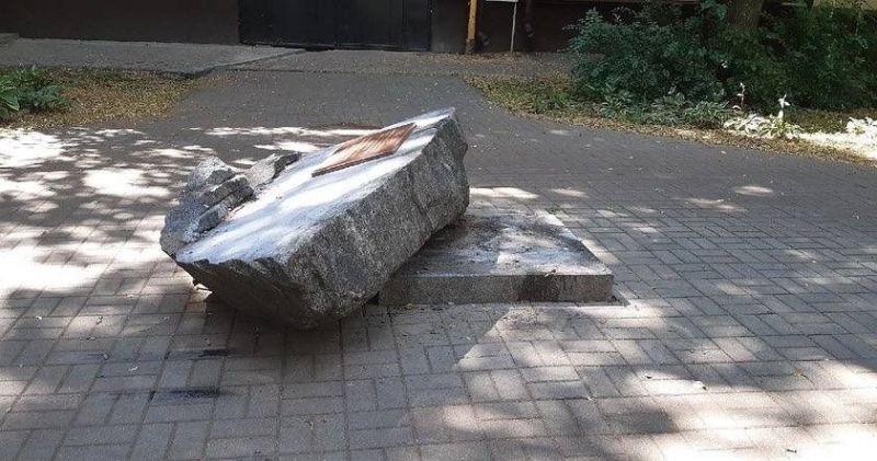 В Воронеже увидели рухнувший памятник первой государственной школе