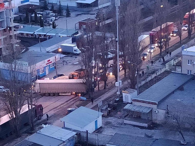 Перегородивший дорогу грузовик в ДТП сковал в Воронеже движение