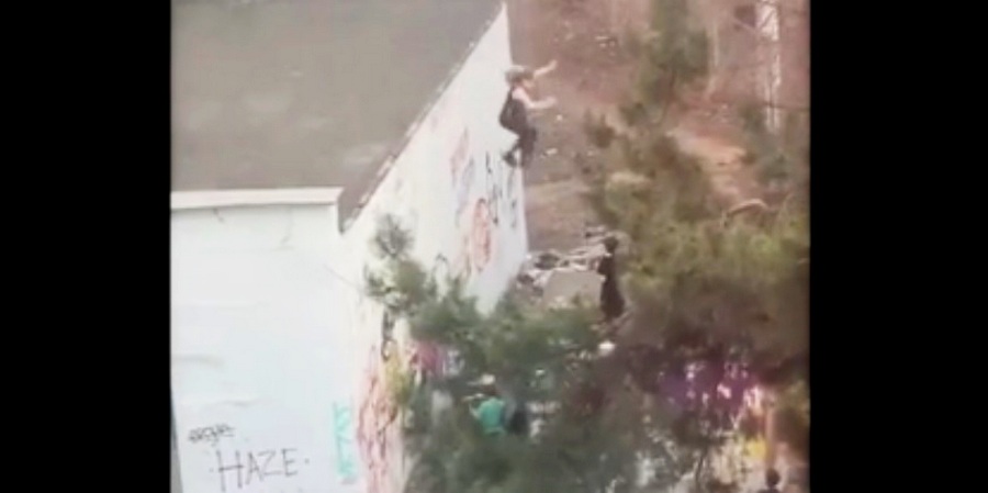 В Воронеже появилось видео прыгающих с крыши детей