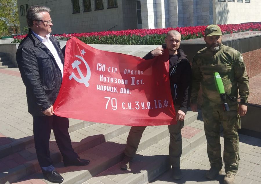 В Воронеж доставили знамя с Донбасса для скульптуры бабушки с флагом