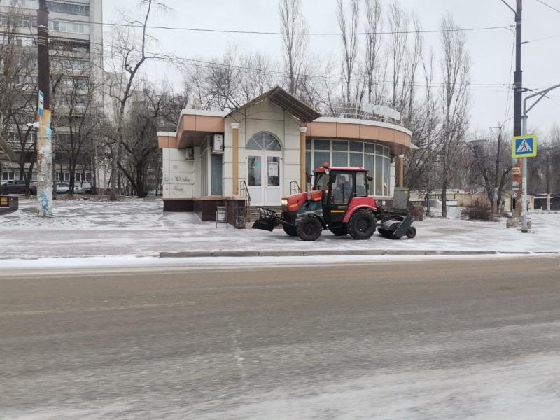 Небольшой выпавший в Воронеже снежок убирают с улиц с ночи