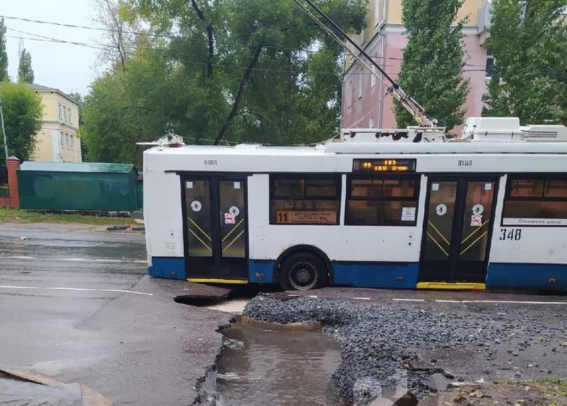 Троллейбус застрял в размытом асфальте на улице Циолковского в Воронеже