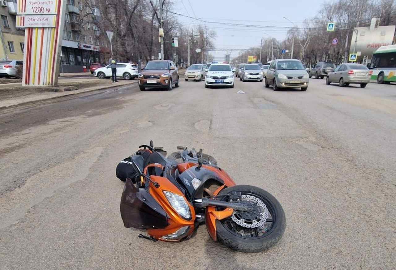 Мотоциклист пострадал в столкновении с иномаркой на Московском проспекте в Воронеже