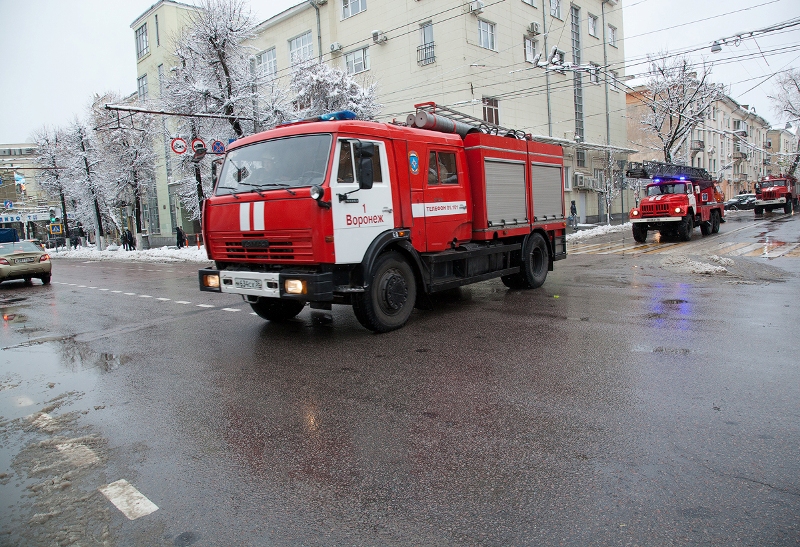 В Воронеже пожарные съехались к детской больнице