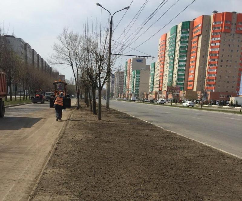 В Коминтерновском районе Воронежа восстанавливают газоны