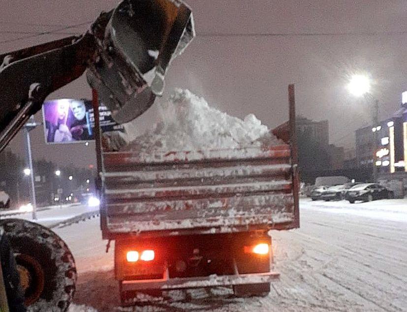 Ночью на уборке снега с воронежских улиц работали 158 единиц техники 