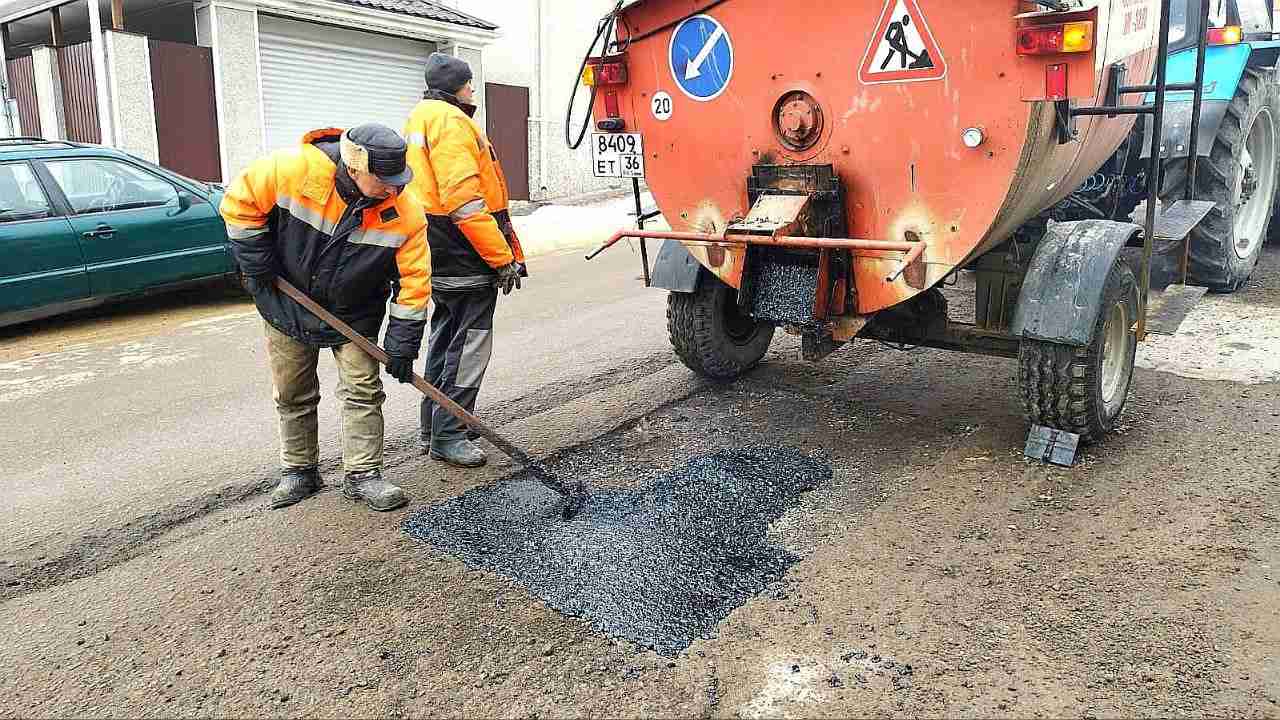 В Воронеже продолжается аварийный ремонт дорог 