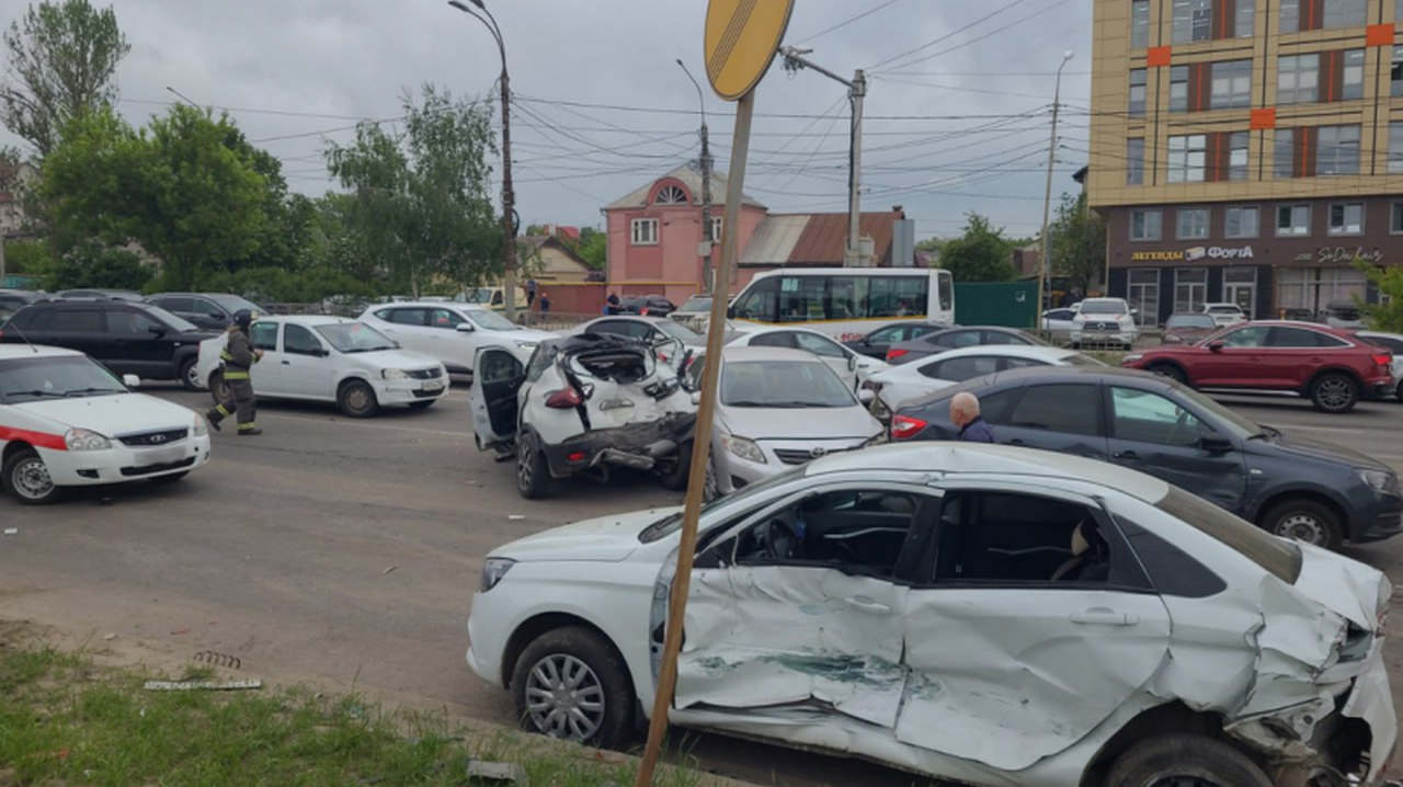 Пассажирский автобус устроил массовое ДТП с восемью лекговушками в Воронеже  | Горком36 новости Воронеж