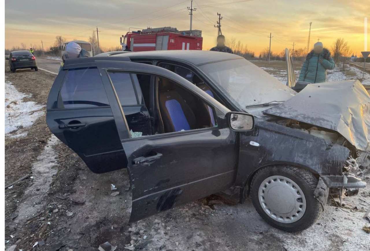 Иномарка не пропустила отечественный автомобиль в Воронежской области, есть пострадавшие
