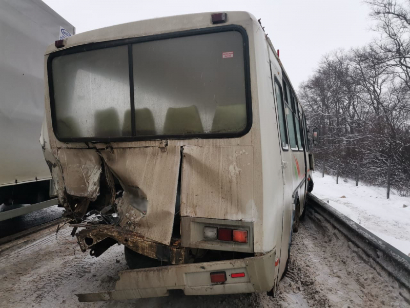 Грузовик врезался в пассажирский автобус на трассе под Воронежем