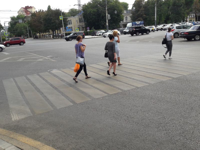 Автомобиль «Ситроен» сбил женщину на пешеходном переходе в Воронеже