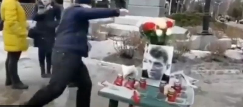 В Воронеже на видео попало нападение на портрет Немцова