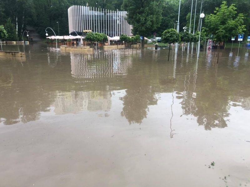 Центральный парк Воронежа закрыли из-за затопления после ливня