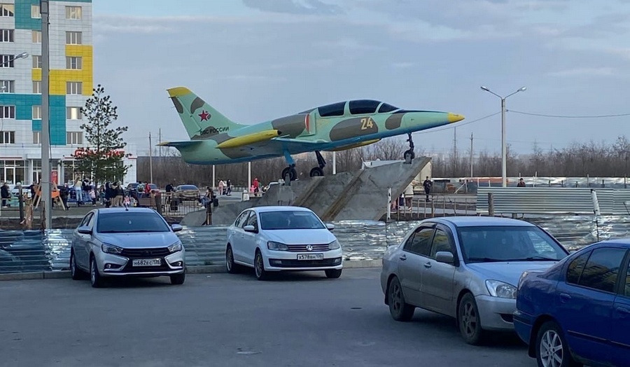 В воронежском микрорайоне «Озерки» установили военный учебный самолет