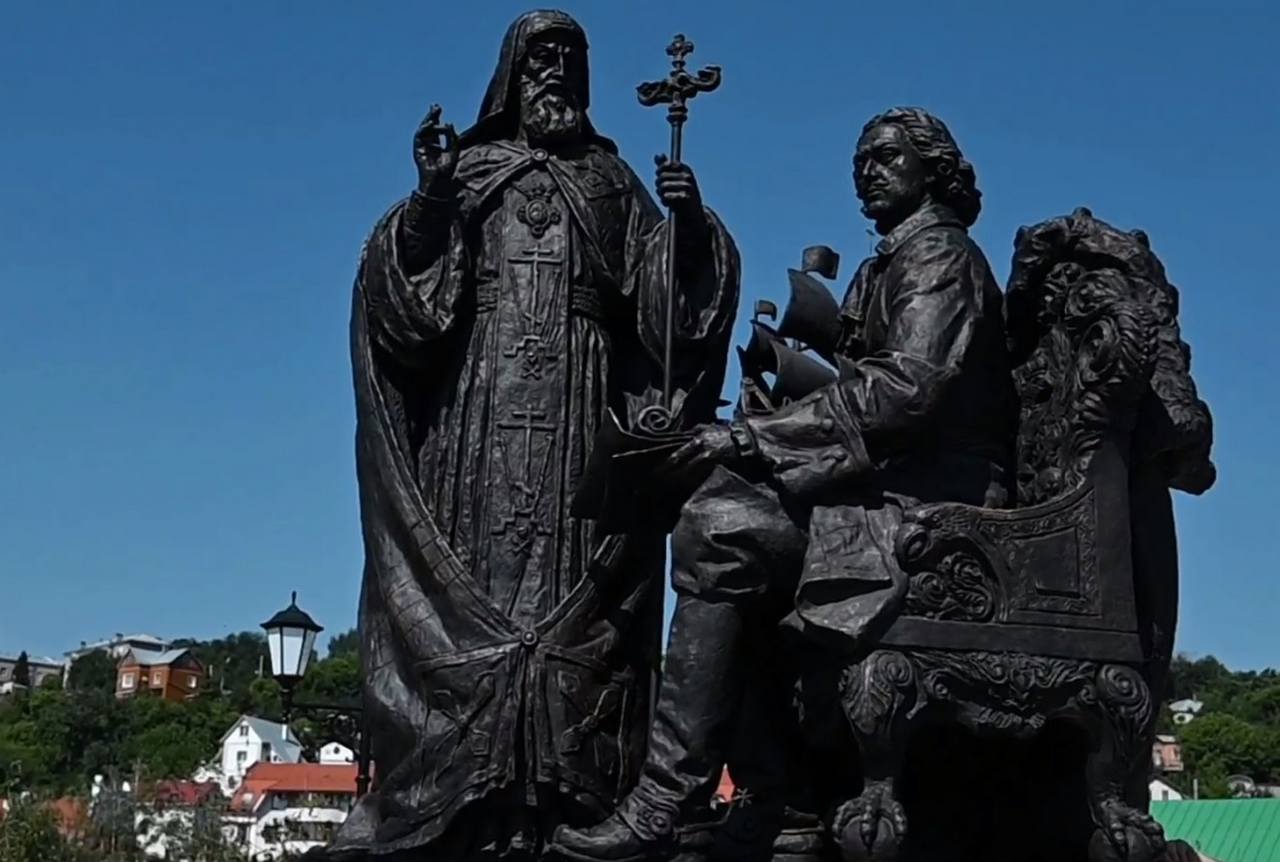 Памятник святителю Митрофану установили на Адмиралтейской площади в Воронеже