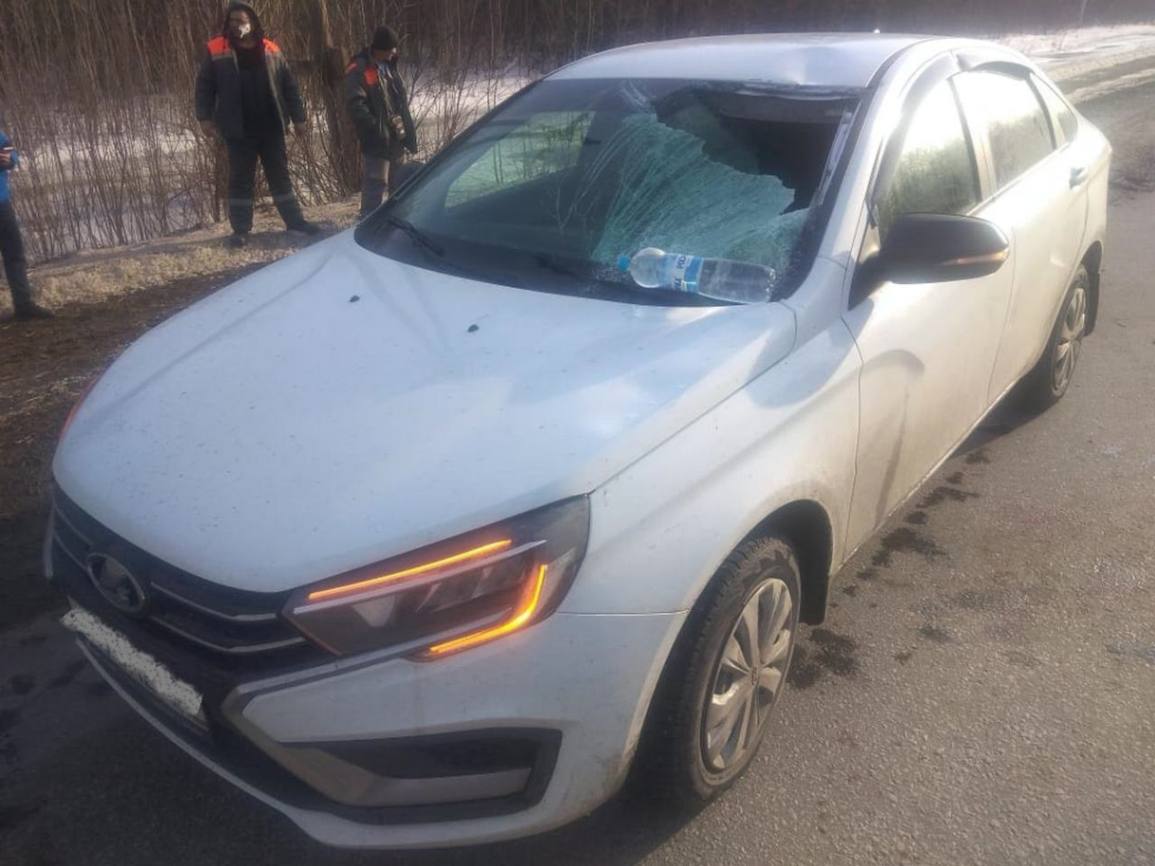 Автомобилист получил травмы после падения глыбы льда с грузовика в Воронежской области