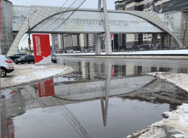 В Воронеже из-за прорыва почти метрового канализационного коллектора затопило несколько улиц