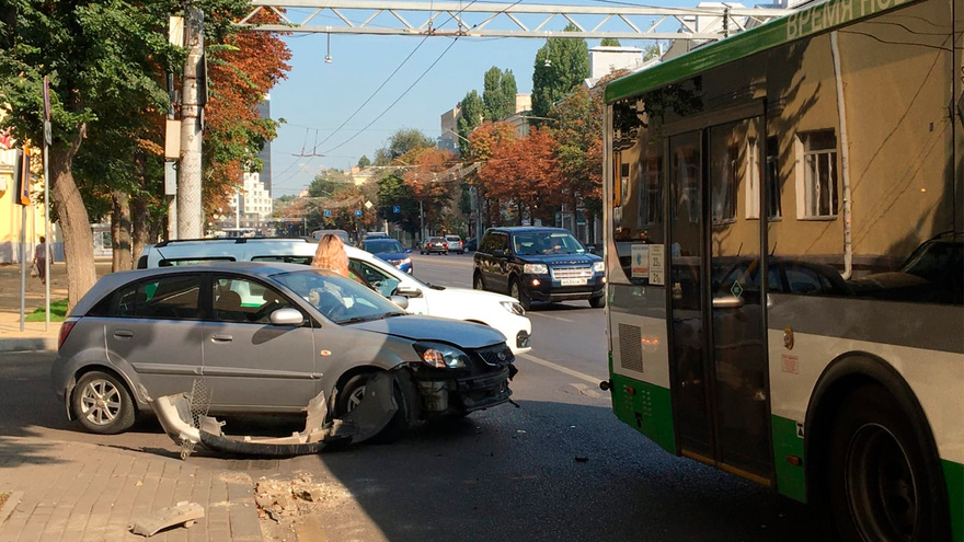 В Воронеже автомобиль Kia Rio врезался в автобус