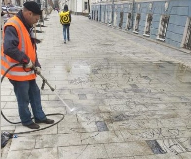 Тротуар на главной улице Воронежа от рисунков вандалов частично отмыли