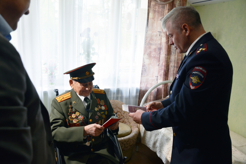 В Воронеже 97-летнему ветерану Великой Отечественной войны из ДНР вручили российский паспорт