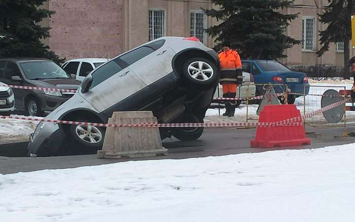 Вытащили провалившийся в гигантскую яму в Воронеже автомобиль
