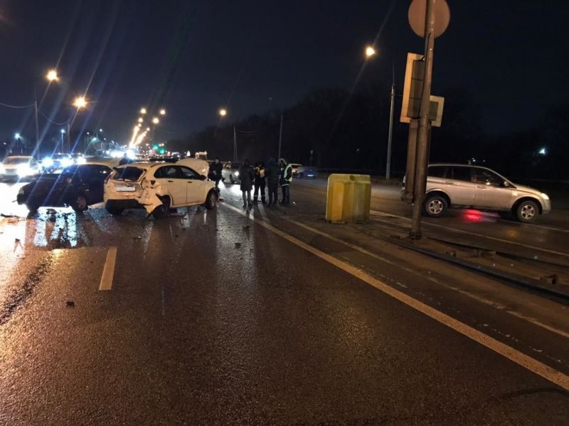 Два водителя и 11-летний школьник пострадали в массовом ДТП под Воронежем