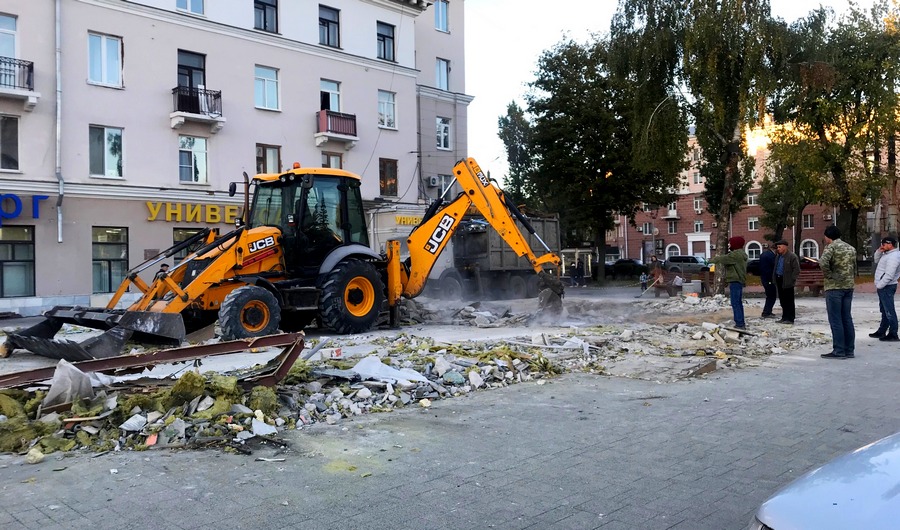 В Воронеже снесли кафе "Азия" на ул. Хользунова, признав незаконной постройкой