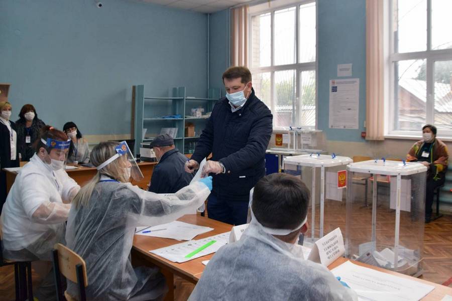 Представители депутатского корпуса голосуют в Воронежской области