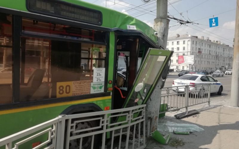 В Воронеже в полиции рассказали подробности ДТП с маршрутным автобусом, врезавшимся в столб