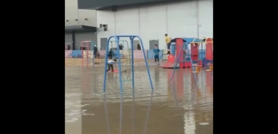 Популярная детская площадка у воронежского ТЦ превратилась в озеро