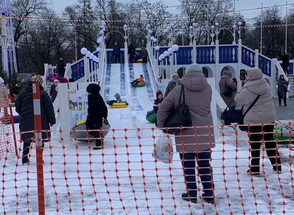 В Воронеже на площади Ленина начала работать горка для бесплатного катания на тюбингах