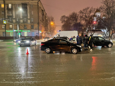 Водитель «Киа» погиб после столкновения с двумя автомобилями в центре Воронежа