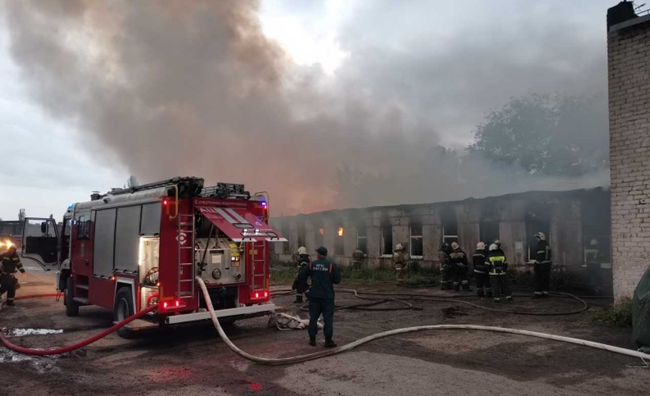 Более 2 часов тушили ночной пожар на предприятии в Нововоронеже 8 пожарных расчетов