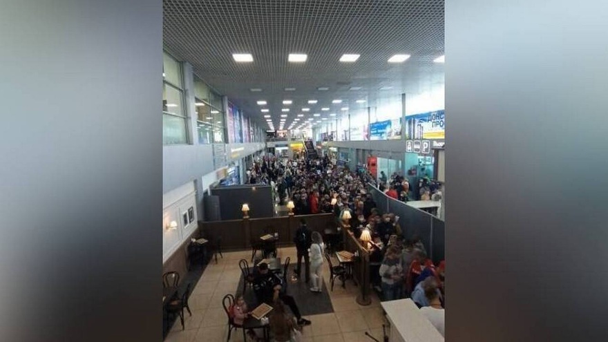 В воронежском аэропорту столпотворение в терминале  попало на фото