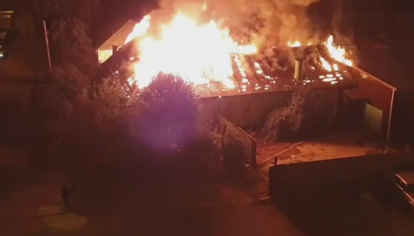 В центре Воронежа загоревшийся частный дом тушили 16 спасателей 