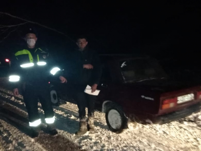 Водители проезжали мимо улетевшего в кювет ВАЗа в Воронежской области