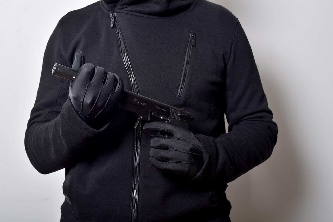 Воронежца, пугавшего прохожих муляжом пистолета, задержала полиция