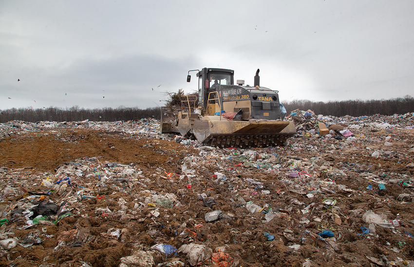 Прокуратура нашла природоохранные нарушения на крупнейшем в Воронежской области мусорном полигоне 