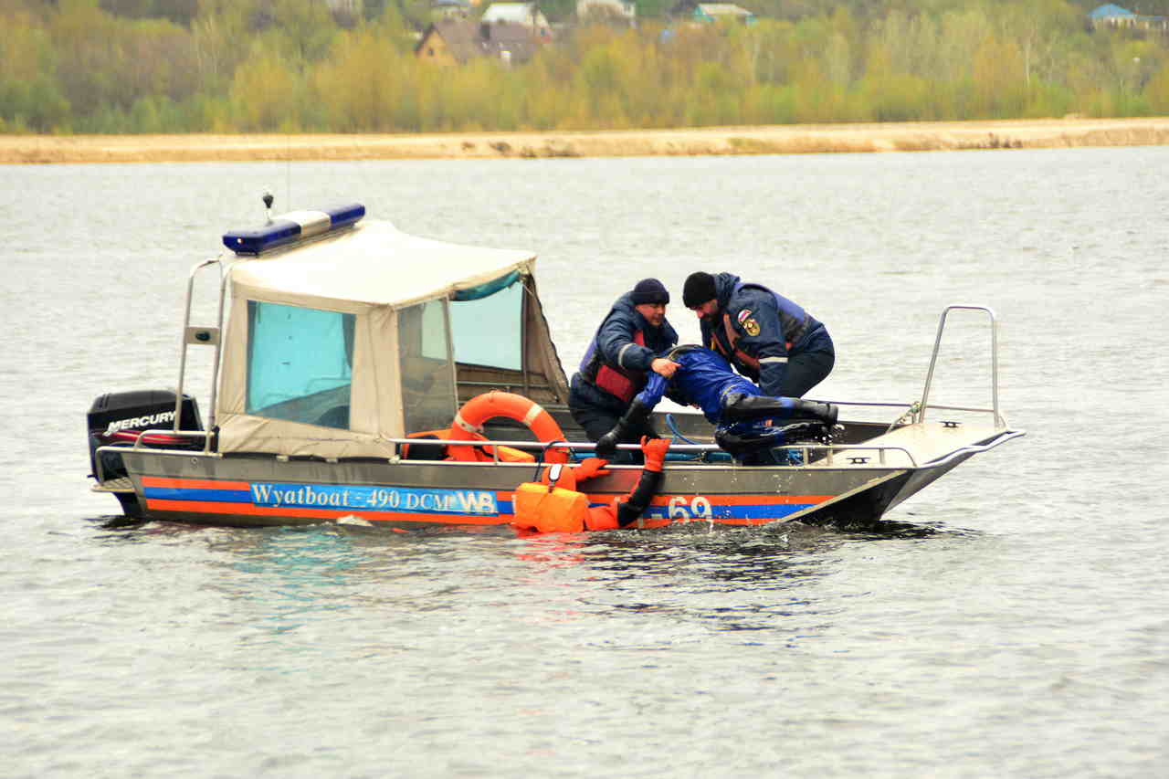 Воронежские спасатели отработали навыки спасения утопающего перед началом купального сезона