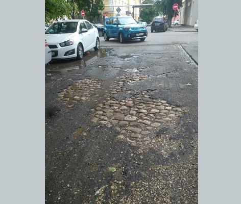 В центре Воронежа под асфальтом обнаружили старинную брусчатку