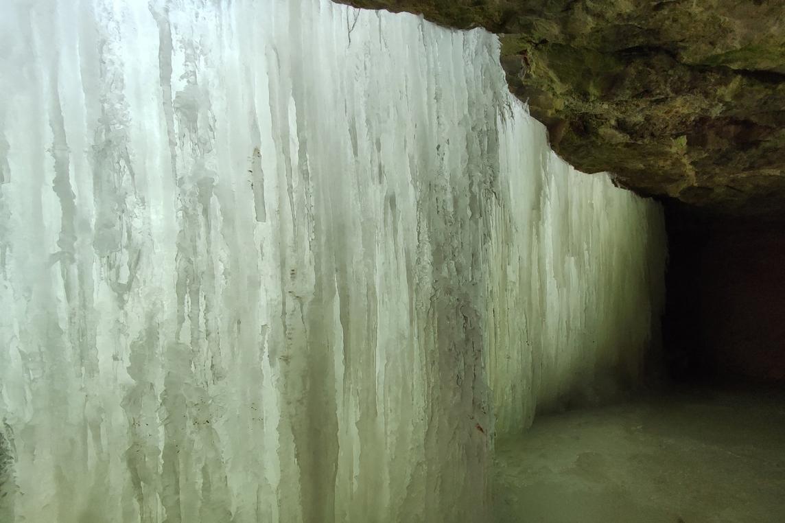 Воронежцам показали удивительную красоту замерзшего водопада в лесу Калачеевского района