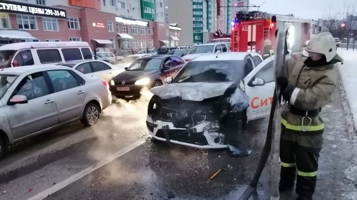 После массового ДТП в Воронеже из горящей машины сбежал таксист