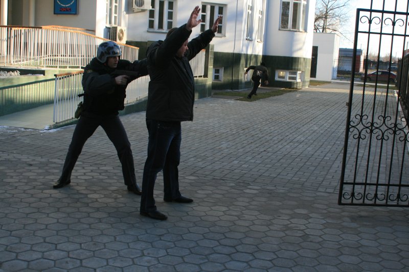 В Воронеже полицейские задержали мужчину, который отказался покидать территорию школы