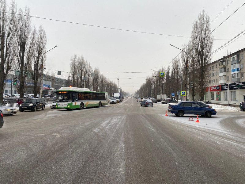 В Воронеже 17-летняя пассажирка пострадала в ДТП с участием двух маршрутных автобусов  