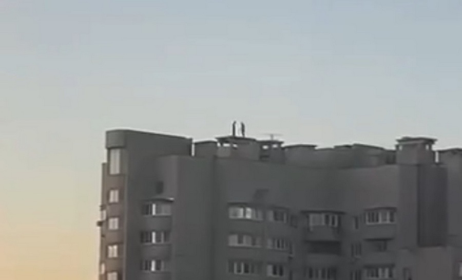 Опасные игры на крыше 16-этажного дома устроили школьники в Воронеже