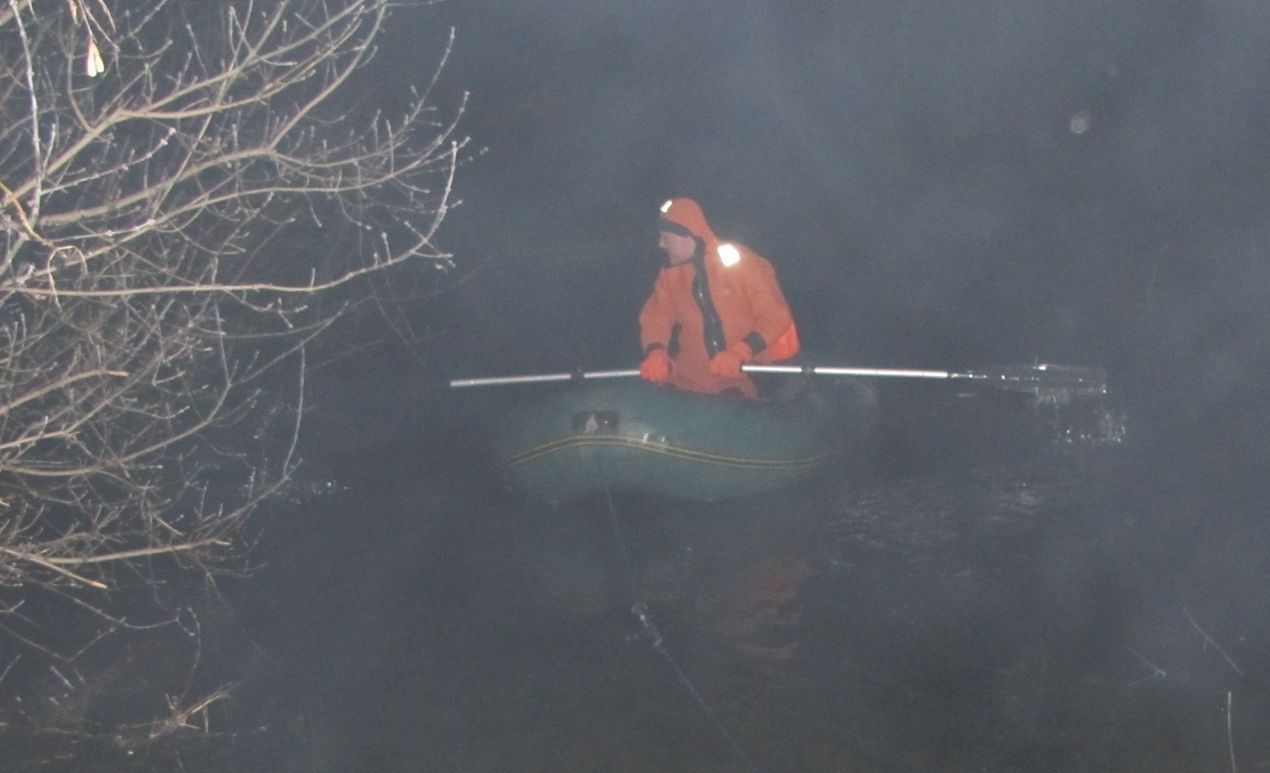 Воронежские спасатели эвакуировали с дерева 3 мужчин из затонувшей в овраге «Нивы»