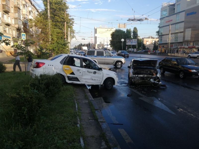 В центре Воронежа в ДТП пострадали два пассажира такси и водитель иномарки
