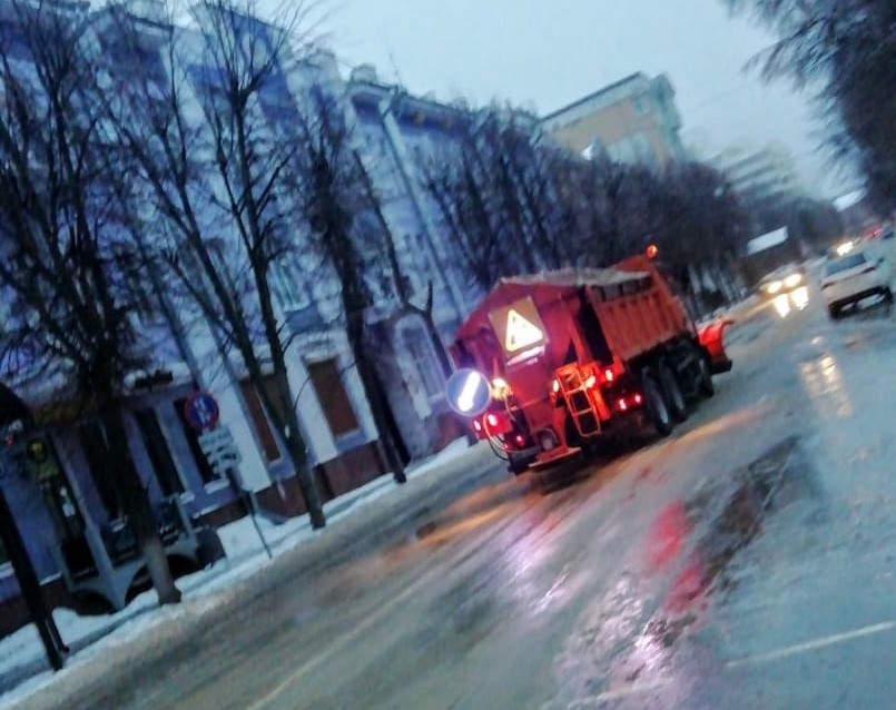 Последствия непогоды в Воронеже днём и ночью ликвидируют коммунальщики