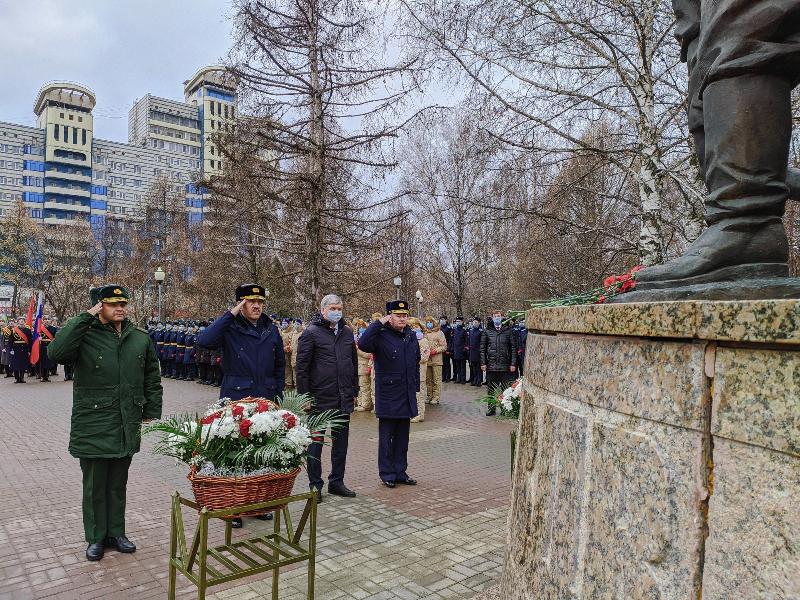 Воронежский губернатор и замминистра обороны страны почтили память десантников